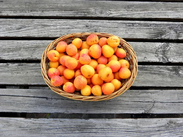 Albicocche Fresche Cesto Tavolo Legno Noccioline Albicocche — Foto Stock