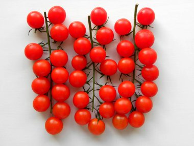                Beyaz arka planda izole edilmiş taze kiraz domatesleri.                