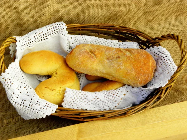 白いナプキンのバスケットにパン — ストック写真