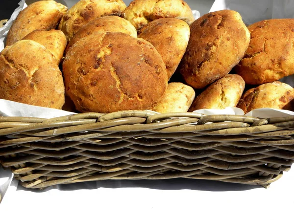 Ronde Broodjes Een Mandje Een Witte Achtergrond — Stockfoto