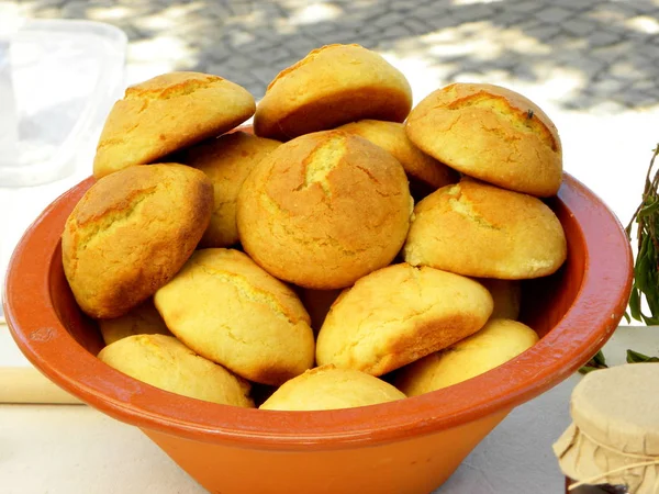 Bulat Kue Kuning Dalam Mangkuk Tanah Liat — Stok Foto