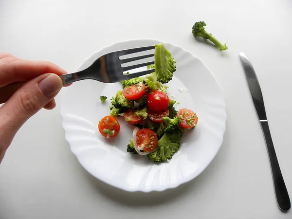            Çatallı brokoli. brokoli ve vişneli domates salatası                    