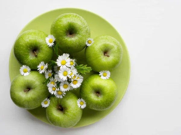 Green Apples Bouquet Daisies White Background — Stock Photo, Image