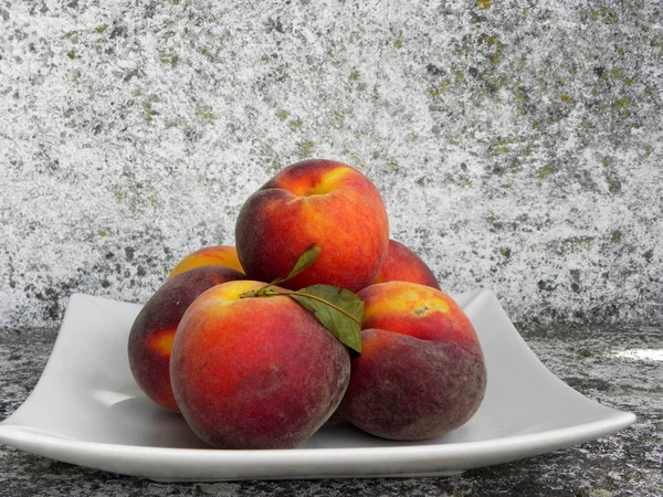 Fresh Red Peaches Plate — 图库照片