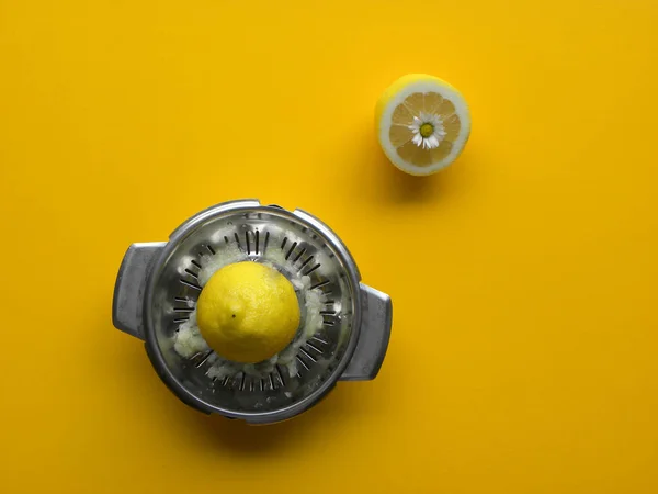 Juicer Manual Aço Sobre Fundo Amarelo — Fotografia de Stock