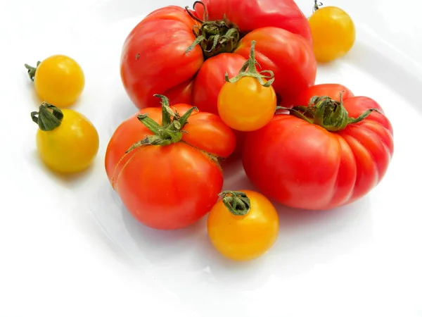 Verse Rode Tomaten Witte Achtergrond Gele Kerstomaten — Stockfoto