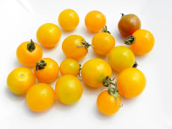 Tomates Cereza Amarillos Aislados Sobre Fondo Blanco —  Fotos de Stock