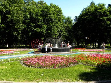 Çeşmenin yanındaki çocuklar Vladimir, Rusya şehir parkında