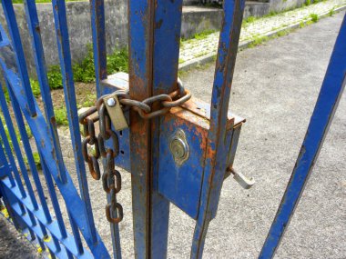  Paslı metal kapı asma kilit ve paslı zincir ile kilitlenmiş..                                  