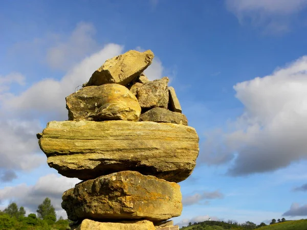 Balanced Stones Blue Sky Tower Stones Balanced Rock Sculpture — Stock Photo, Image