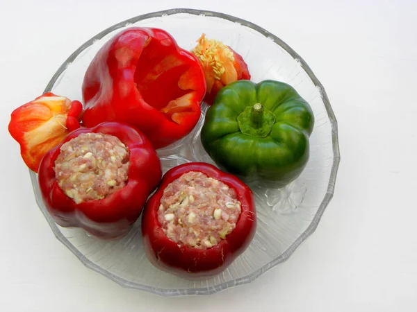 Pimientos Dulces Rojos Rellenos Carne Picada Cebada Perlada Plato Vidrio —  Fotos de Stock