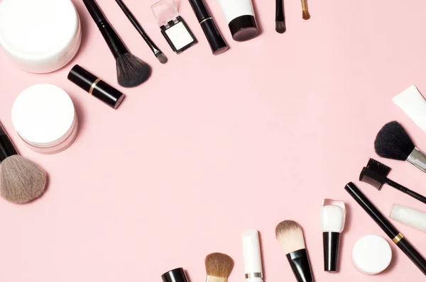 Concepto de tubos cosméticos y recipientes de crema vista superior sobre fondo rosa —  Fotos de Stock
