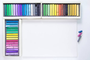 Masa kağıt ve sulu boya kalemleri ile Üstten Görünüm