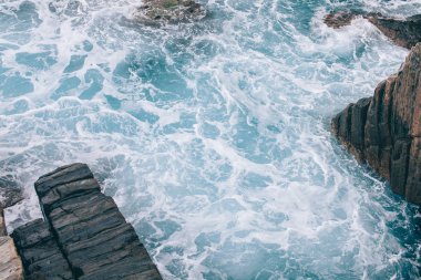 Riomaggiore, İtalya için kıyı şeridi taşlara ile güzel dalgalı deniz 