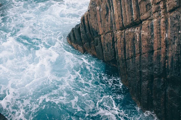 Klippe im Meer — Stockfoto