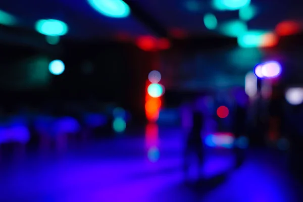 Dancefloor background bokeh with dancers and cool color tones — Stock Photo, Image