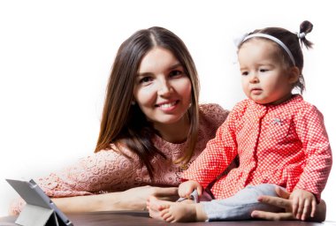 genç anne kızıyla birlikte