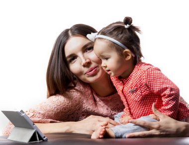 genç anne kızıyla birlikte