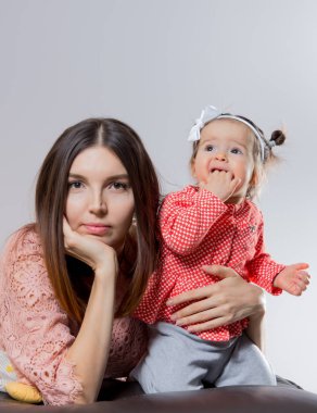 genç anne kızıyla birlikte