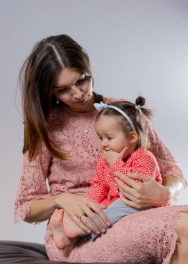 genç anne kızıyla birlikte