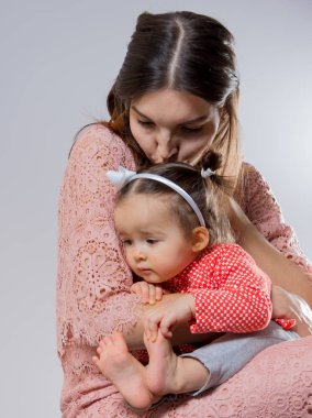 genç anne kızıyla birlikte