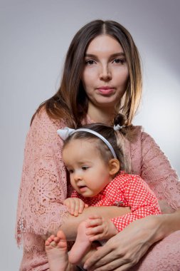 genç anne kızıyla birlikte