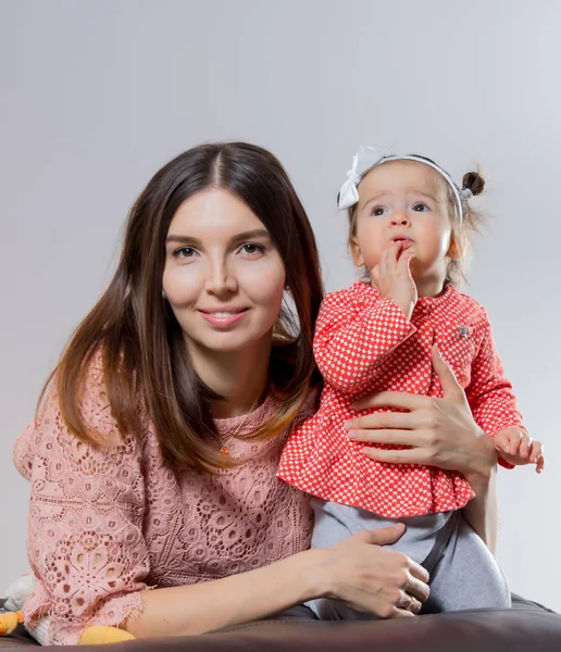 genç anne kızıyla birlikte