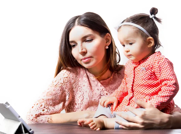 genç anne kızıyla birlikte