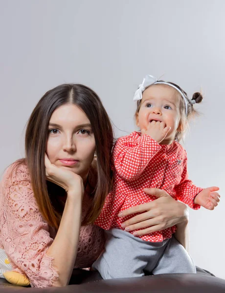 genç anne kızıyla birlikte