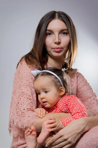 genç anne kızıyla birlikte