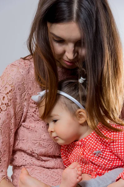 genç anne kızıyla birlikte