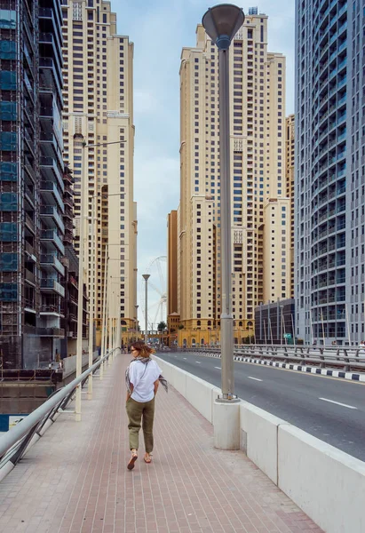 Uma Vista Dos Arranha Céus Uma Cidade Moderna Dubai — Fotografia de Stock Grátis