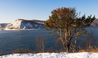 Baykal Gölü yakınındaki köy.