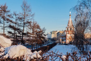 Sibirya 'nın Irkutsk kenti kışın güneşli havalarda.