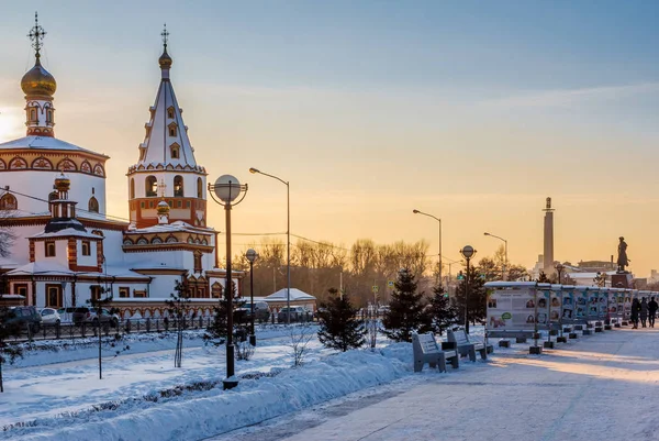 Sibirya 'nın Irkutsk kenti kışın güneşli havalarda. — Stok fotoğraf