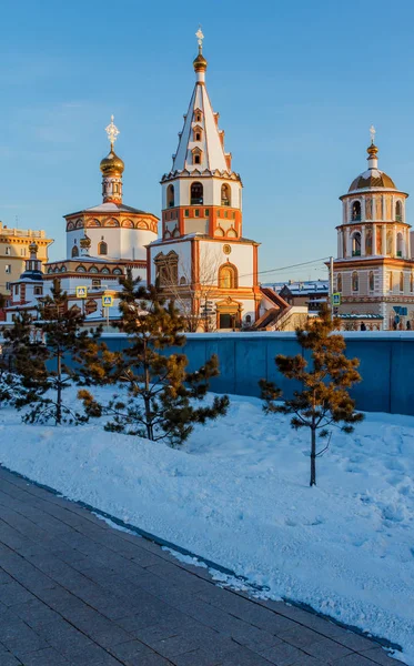 Sibirya 'nın Irkutsk kenti kışın güneşli havalarda. — Stok fotoğraf