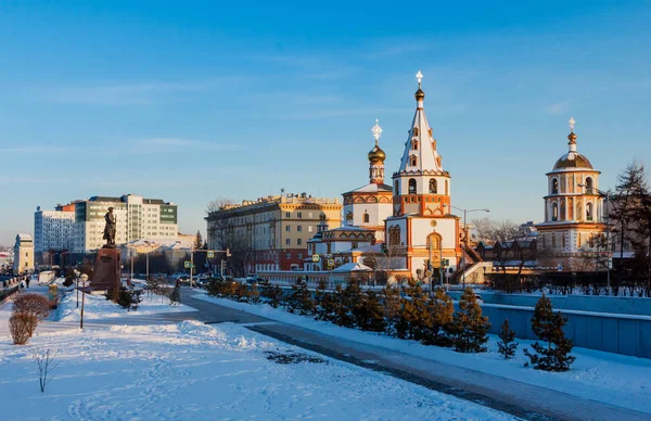 Sibirya 'nın Irkutsk kenti kışın güneşli havalarda. — Stok fotoğraf