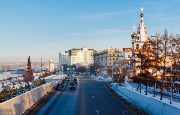 Cidade siberiana de Irkutsk no inverno em tempo ensolarado . — Fotografia de Stock