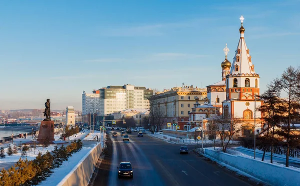Sibirya 'nın Irkutsk kenti kışın güneşli havalarda. — Stok fotoğraf