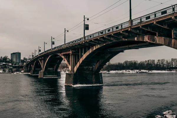 El puente sobre el río Angara en la ciudad siberiana de Irkutsk — Foto de Stock
