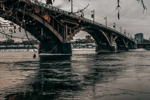 El puente sobre el río Angara en la ciudad siberiana de Irkutsk — Foto de Stock