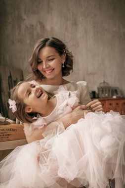 Aile toplantısı, küçük kızı olan genç bir anne.