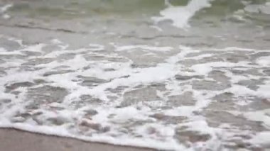 Karadeniz kumsalda denizde sörf