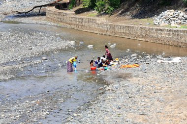 Banyo insanlar ve çamaşır giydirin. Debre Birhan-Etiyopya. 0509