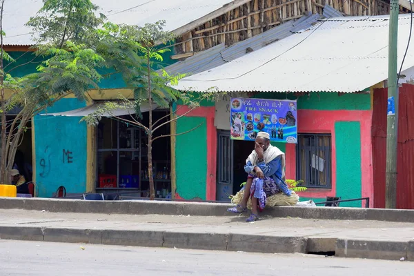 Tigrayan ember ül át a kötél bundle. Maychew-Etiópia. 0499 — Stock Fotó