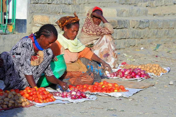 Tigrayan women sell vegetables on the sidewalk. Mekelle-Ethiopia. 0482 — Stock Photo, Image