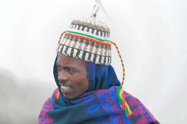 Chapéu de cabelo de homem-cavalo amárico. Janela de Menelik perto de Debre Sina-Etiópia. 0513 — Fotografia de Stock