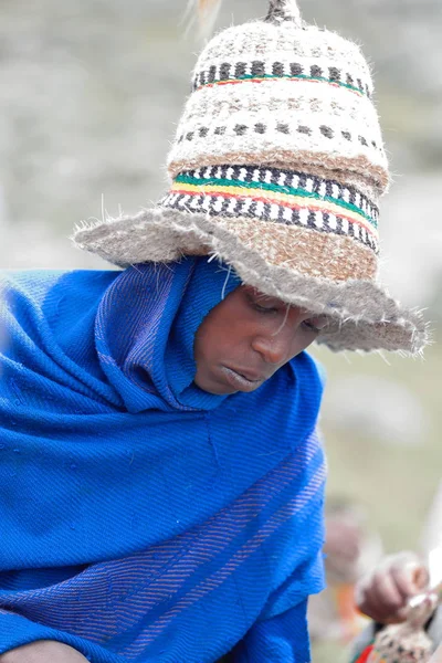 Sombreros de hombre-caballo amáricos. Ventana de Menelik cerca de Debre Sina-Etiopía. 0514 —  Fotos de Stock