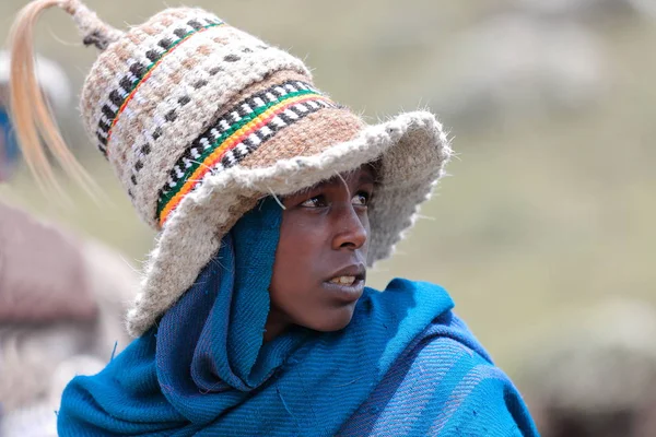Амхарские шляпы с лошадиными волосами. Окно Менелика рядом с Дебре Сина-Эфиопия. 15. — стоковое фото
