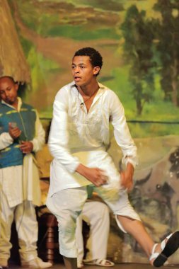 Yerel dansçılar ve müzisyenler turistler için gerçekleştirin. Addis Ababa-Etiyopya. 0543